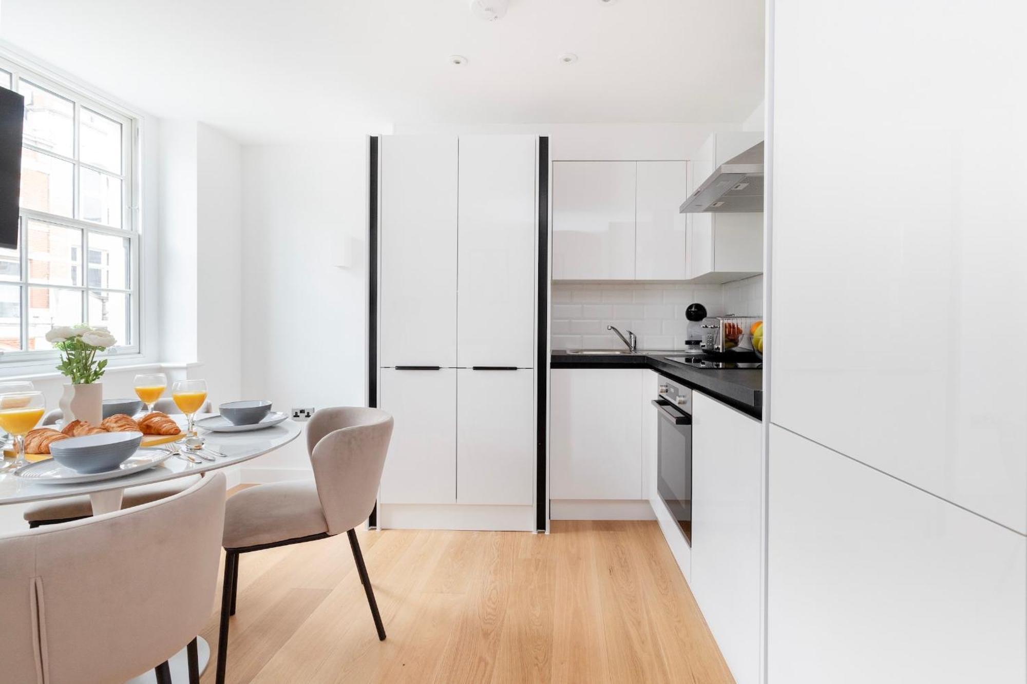 Fitzrovia With Balcony - Cityapartmentstay ลอนดอน ภายนอก รูปภาพ